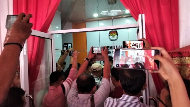 
					Ketegangan Memuncak di KPU Dharmasraya: Akses Silon Tak Diberikan, Pendukung Adi Gunawan dan Romi Siska Mengamuk