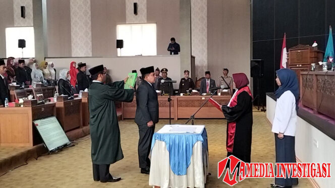 
					Inaugurasi Pimpinan DPRD Dharmasraya Periode 2024-2029 : Ade Sudarman Resmi Dilantik sebagai Wakil Ketua