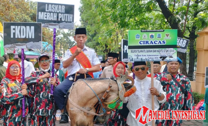 
					Camat Ciracas Yus Wil Rasid pawai bersama organisasi Laskar Merah Putih Ciracas. (dok.LMP)