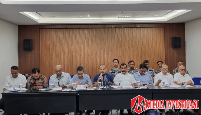 
					Penggugat bersama Tim Advokasi Masyarakat Anti Kebohongan dalam konferensi Pers tentang Gugatan G30S Jokowi. (dok.Mediainvestigasi.net/Shendy)