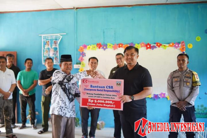 
					Sutan Riska Tinjau Progres Rehab Jembatan Gantung Lubuk Karak