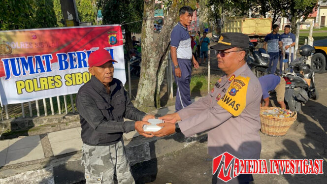 
					Bagikan Nasi Kepada Warga Dijalan, Polres Sibolga Gelar Jumat Berkah