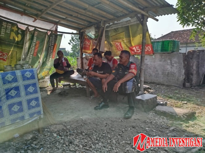 
					Babinsa Tak Sungkan Duduk Bareng Warganya, Jalin Keakraban dan Dengarkan Keluh Kesah