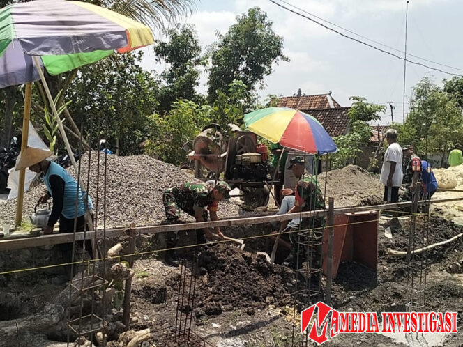 
					Gotong Royong Membangun Rumah Ibadah: Suasana Keakraban di Tengah Kerja Bakti Bangun Mushola