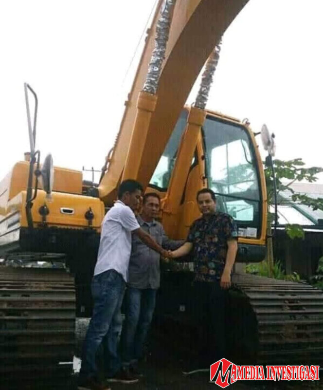 
					Penyerahan Bantuan Eskavator Untuk Masyarakat Inhil Pernah di Lakukan oleh H. Agus Triansyah Anggota DPRD Provinsi Riau