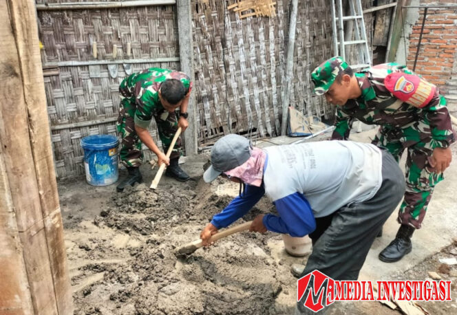 
					Tunjukan Kepedulian, Babinsa Bantu Renovasi Rumah Warga