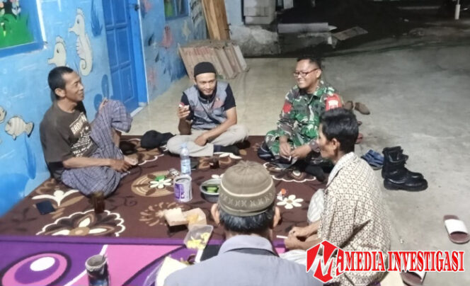 
					Babinsa Simo Laksanakan Komsos dan Patroli di Wilayah Binaannya