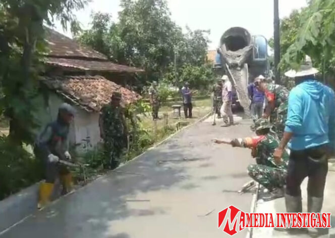 
					Babinsa Kerja Bakti Pengecoran, Jalan Desa Semakin Mulus