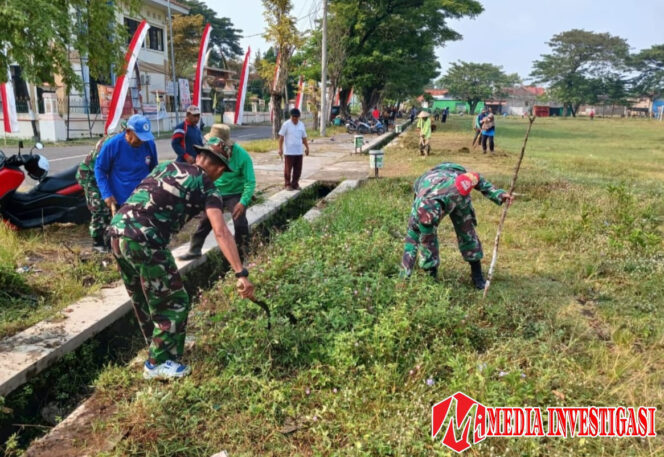 
					Babinsa Berperan Aktif Dalam Membersihkan Jalan Desa, Tunjukkan Sinergitas TNI dengan Masyarakat   