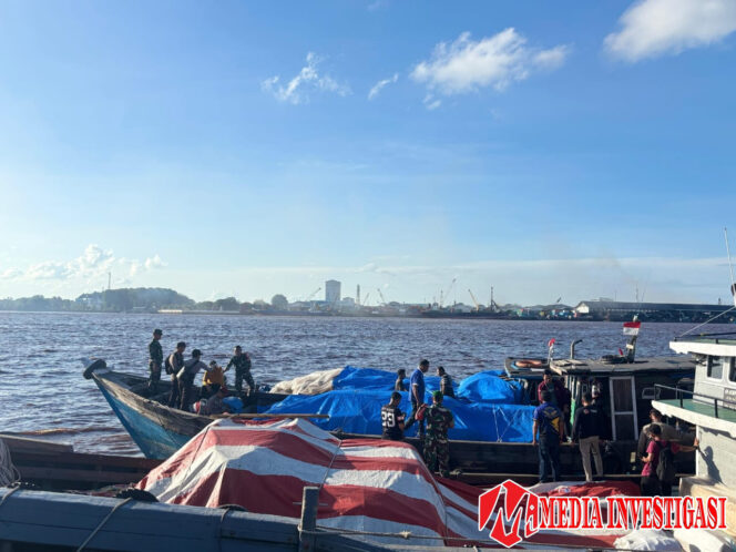 
					Pengawalan Ketat oleh Aparat Keamanan TNI, POLRI, Logistik Pilkada Kateman dikirim ke Tembilahan 