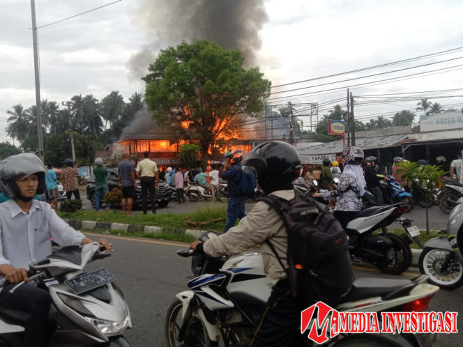 
					Kebakaran Hebat di Pulau Punjung: Gedung Dua Lantai Sabana Kafe Ludes Dilalap Api