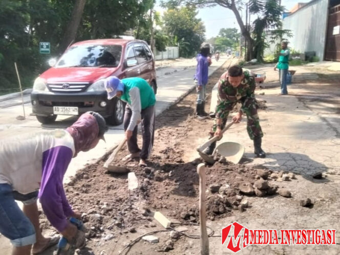 
					Anggota Koramil Nogosari Bantu Warga Perbaiki Jalan 