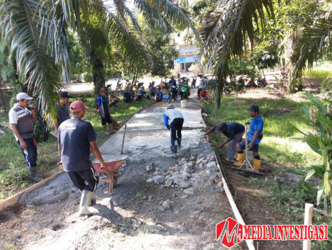 
					Poniman, Anggota DPRD Dharmasraya, Turun Langsung Gotong Royong Bangun Jalan Penghubung