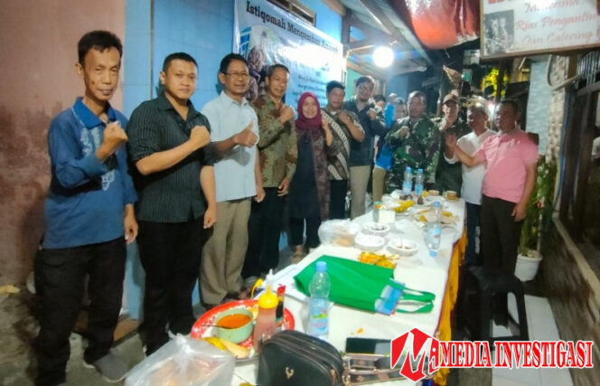 
					Foto bersama Babinsa perwakilan kelurahan, para ketua RT, dan ketua RW.012. (dok.sekretariat RW.12/ Ana)