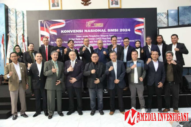 
					(nomor empat dari kanan) Ketua Umum Forum Pemred Media Siber Indonesia, Dar Edy Yoga. (dok.istimewa)