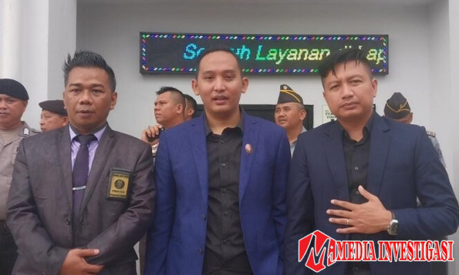 
					(dari kiri) Sigit Yulianto, S.H.,M.H.,Gilang Arvasendra, S.H., Elan Setiawan, S.H., jelang penjemputan Ustadz Cecep. (dok. MEDIAINVESTIGASI.NET/ Shendy Marwan)