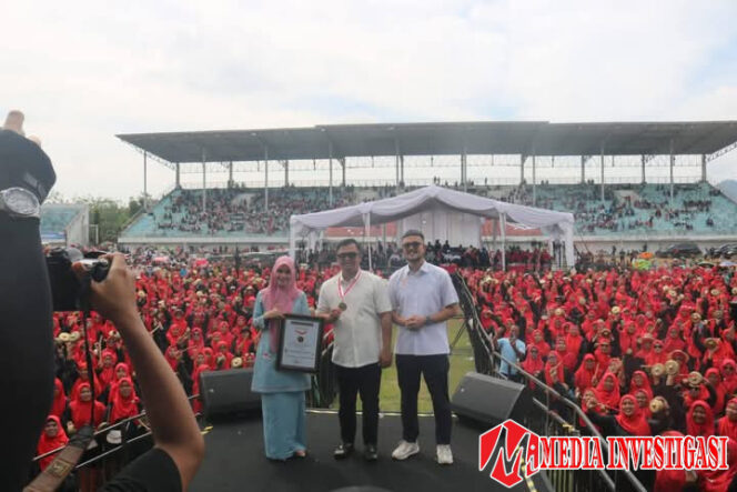
					Rekor Dunia Pecah! 1.690 Perempuan Dharmasraya Mainkan Talempong Pacik Serentak