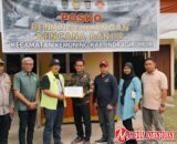 Abdul Wahid Gubernur Terpilih Serahkan Bantuan bagi Korban Banjir di Kemuning