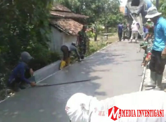 
					Dukung Percepatan Pembangunan, Babinsa dan Warga Kompak Kerja Bakti Cor Jalan