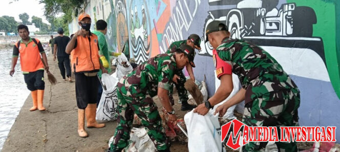 
					Sinergitas Babinsa dan Warga Jatinegara Bersihkan Sungai Ciliwung