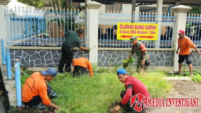 
					Danramil 03/Serengan dan Babinsa Kratonan Pelopori Jum’at Bersih
