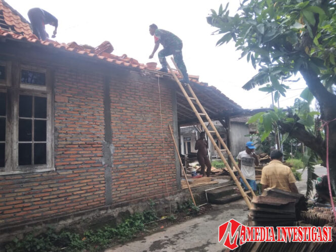 
					Babinsa Hidupkan Semangat Gotong Royong, Perbaiki Rumah Warga yang Rusak