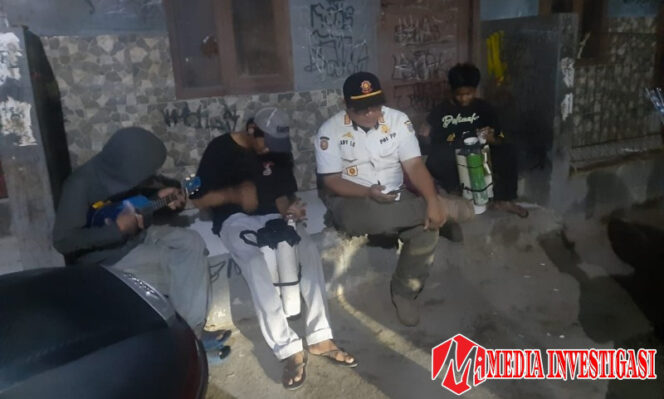 
					Kasatpol PP Kelurahan Pisangan Baru ketika meakukan komunikasi terhadap beberapa remaja jelang jam malam. (istimewa)