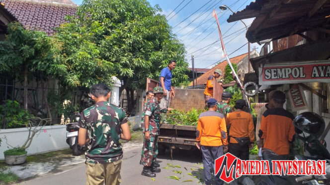 
					Ciptakan Lingkungan Yang Bersih, Koramil 03/Serengan Gandeng Saberling Kerja Bakti.