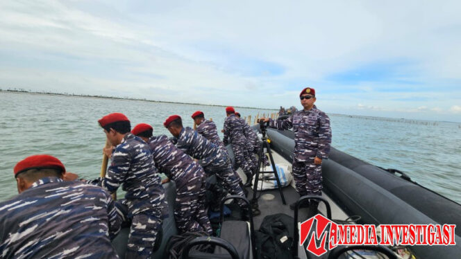 
					Dansatkopaska Kolonel Laut Evi Bayu Priatno bersama pasukan bersiap mencabut pagar laut. (dok. TNI AL for Media Investigasi)