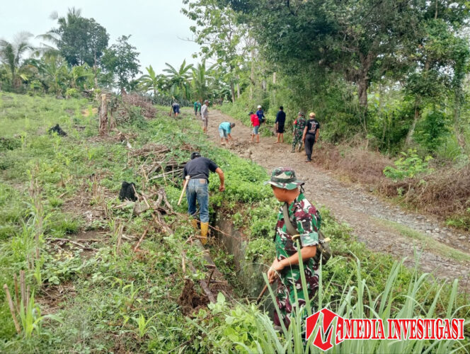 
					Cegah Timbulnya Bibit Penyakit DBD, Koramil 1423-04/Liliriaja Gotong Royong Bersama Warga Kel. Appanang Bersihkan Saluran air