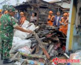 Babinsa Matraman Bersihkan Lingkungan bersama Warga