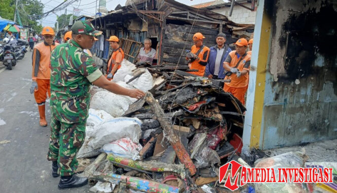 
					Babinsa Matraman Bersihkan Lingkungan bersama Warga