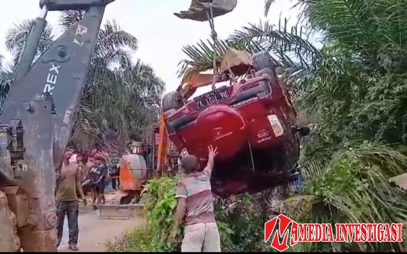 Toyota Rush Terjun ke Sungai di Silago, Pengemudi Diduga Mengantuk