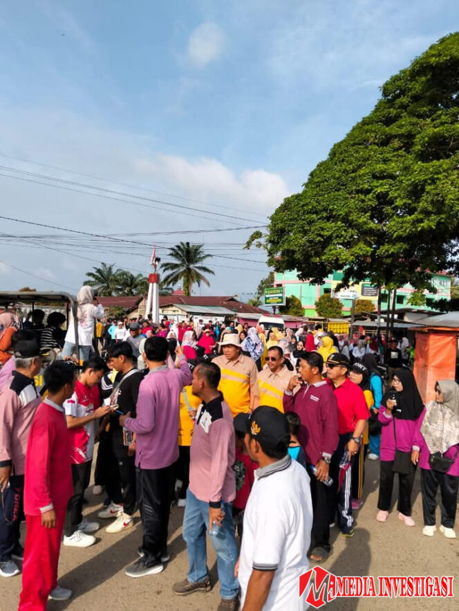 
					Meriahkan HUT ke-15 Nagari Sungai Duo, Wakil Ketua DPRD Dharmasraya Sujito dan Heri Saputra Jalan Santai Bersama Warga