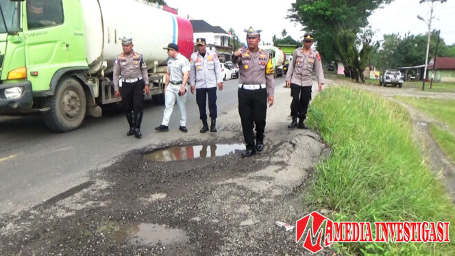 
					Jelang Operasi Keselamatan Singgalang 2025, Puluhan Titik Jalan Lintas Sumatera di Dharmasraya Rusak Parah