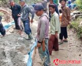 Masyarakat Batu Brak, Pekon Kegeringan Pemangku Pekon Awi berswadaya dan bergotong royong jalan yang tak kunjung selesai di bangun Pemerintah
