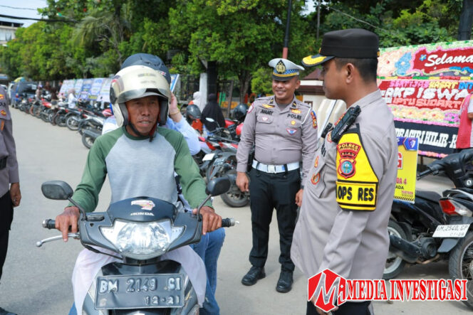 
					Polres Inhil Bagikan Helm Gratis di Tembilahan untuk Keselamatan Berlalu Lintas