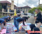 Mahasiswa Dharmasraya Gelar Sholat Zuhur Berjamaah di Gerbang Polres, Aksi Demo Masih Dihadang