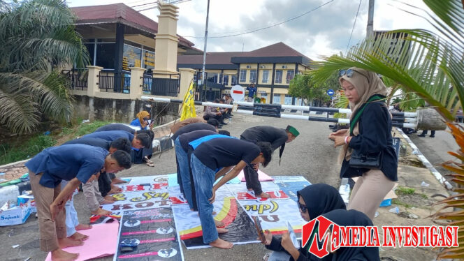 
					Mahasiswa Dharmasraya Gelar Sholat Zuhur Berjamaah di Gerbang Polres, Aksi Demo Masih Dihadang