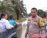 Sigap! Polres Dharmasraya dan Warga Bersatu Evakuasi Korban Banjir di Timpeh