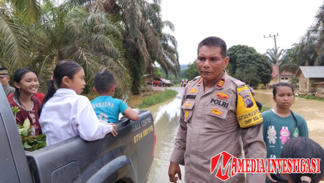 
					Sigap! Polres Dharmasraya dan Warga Bersatu Evakuasi Korban Banjir di Timpeh