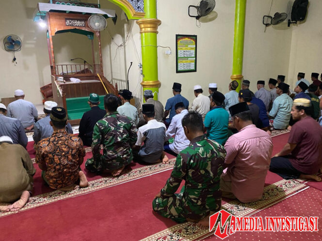 
					Personel Kodim 0314/Inhil Laksanakan Salat Tarawih dan Tadarus Bersama Warga di Lokasi TMMD ke-123