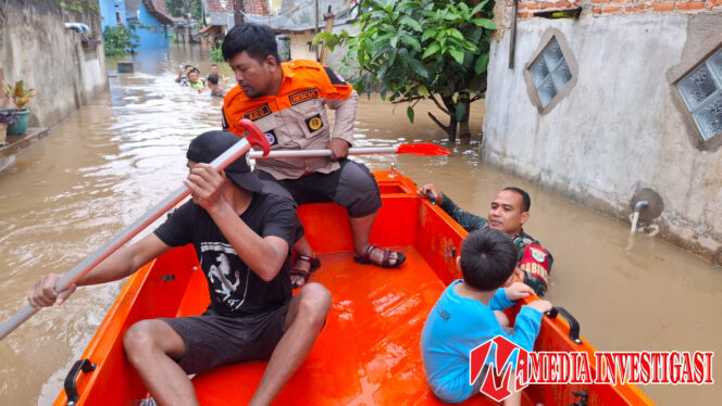 
					TNI-Polri Bantu Evakuasi Korban Banjir 1,5 Meter yang Mau Cuci Darah