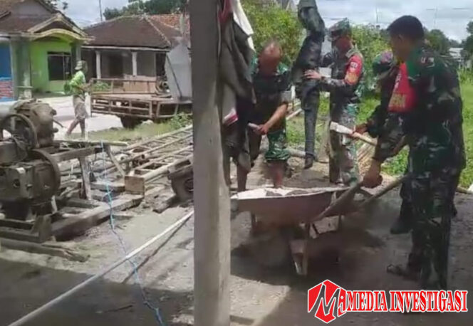 
					Membantu Kesulitan Masyarakat, Babinsa Kerja Bakti Bangun Rumah Warga