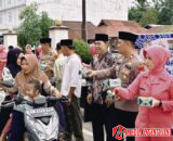 Polsek Tempuling bersama Purnawirawan dan Bhayangkari Menebar Berkah Lewat Takjil untuk Masyarakat di Bulan Ramadhan. 