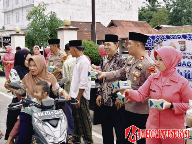 
					Polsek Tempuling bersama Purnawirawan dan Bhayangkari Menebar Berkah Lewat Takjil untuk Masyarakat di Bulan Ramadhan. 