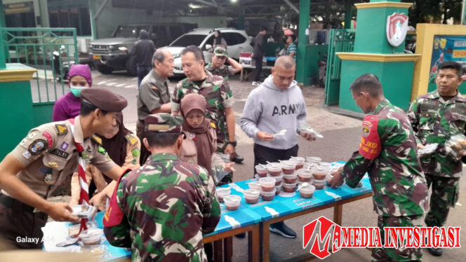 
					Pembagian Takjil Bentuk Silahkan Antar Masyarakat dan Koramil 