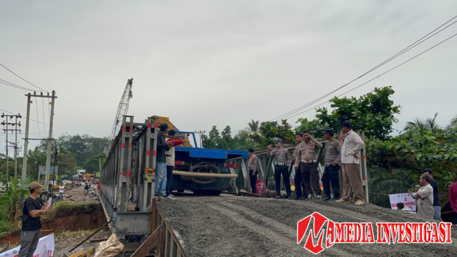 
					Jembatan Darurat Penghubung Sumbar-Jambi Hampir Rampung.