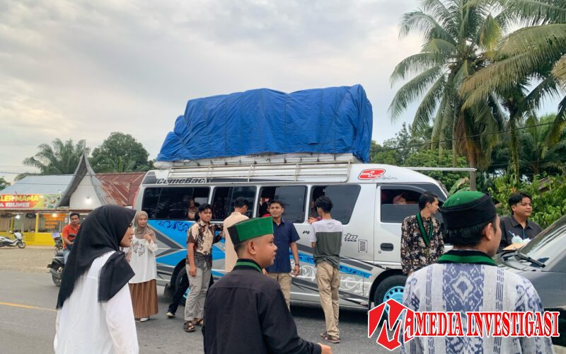 HMI Komisariat FKIP Dharmasraya Berbagi Takjil di Bulan Ramadhan, Wujud Kepedulian untuk Masyarakat