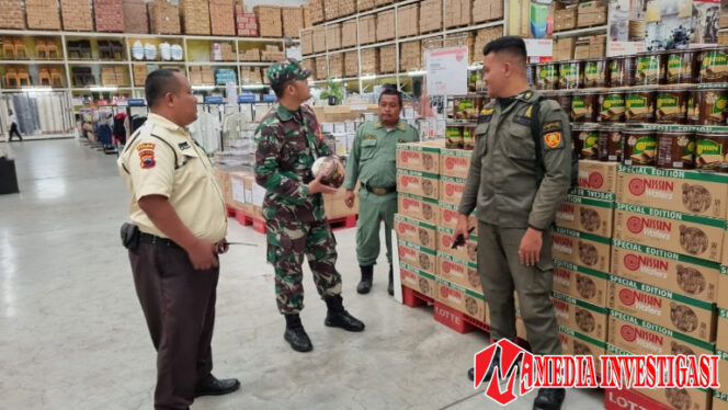 
					Babinsa Tipes Sidak Harga Sembako di Grosir Lotte Mart